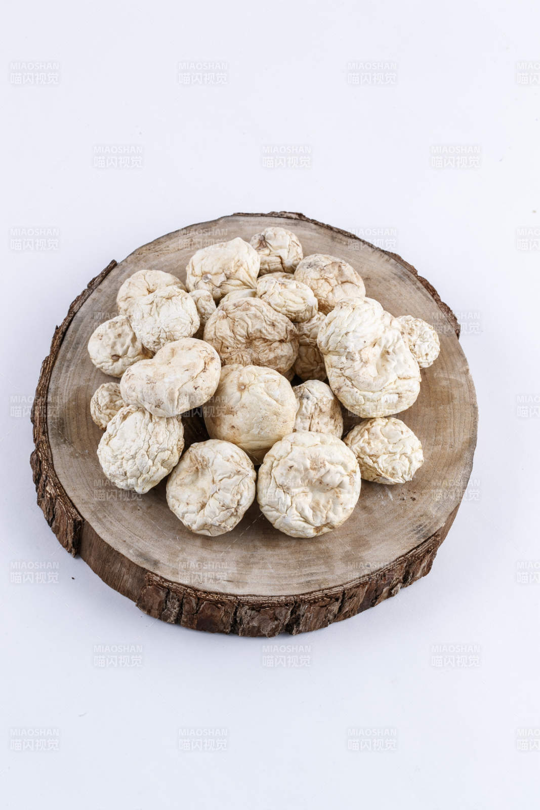 摆放在复杂背景上的坝上脱水干制口蘑