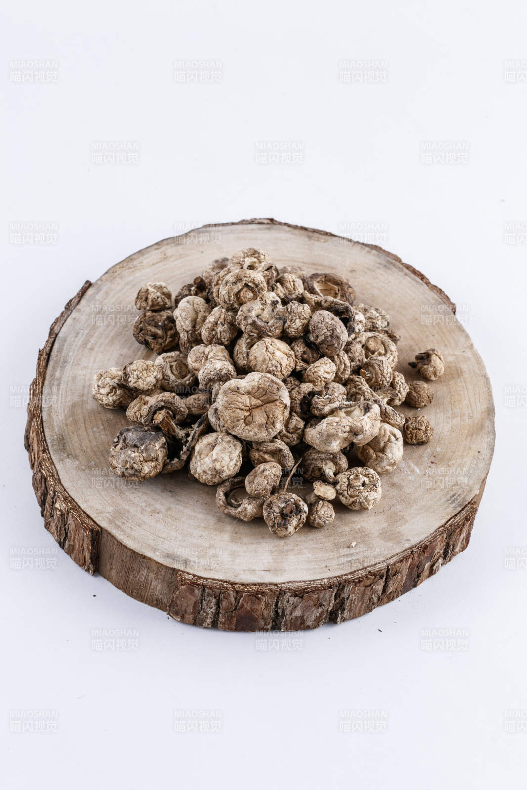 摆放在复杂背景上的坝上脱水干制口蘑