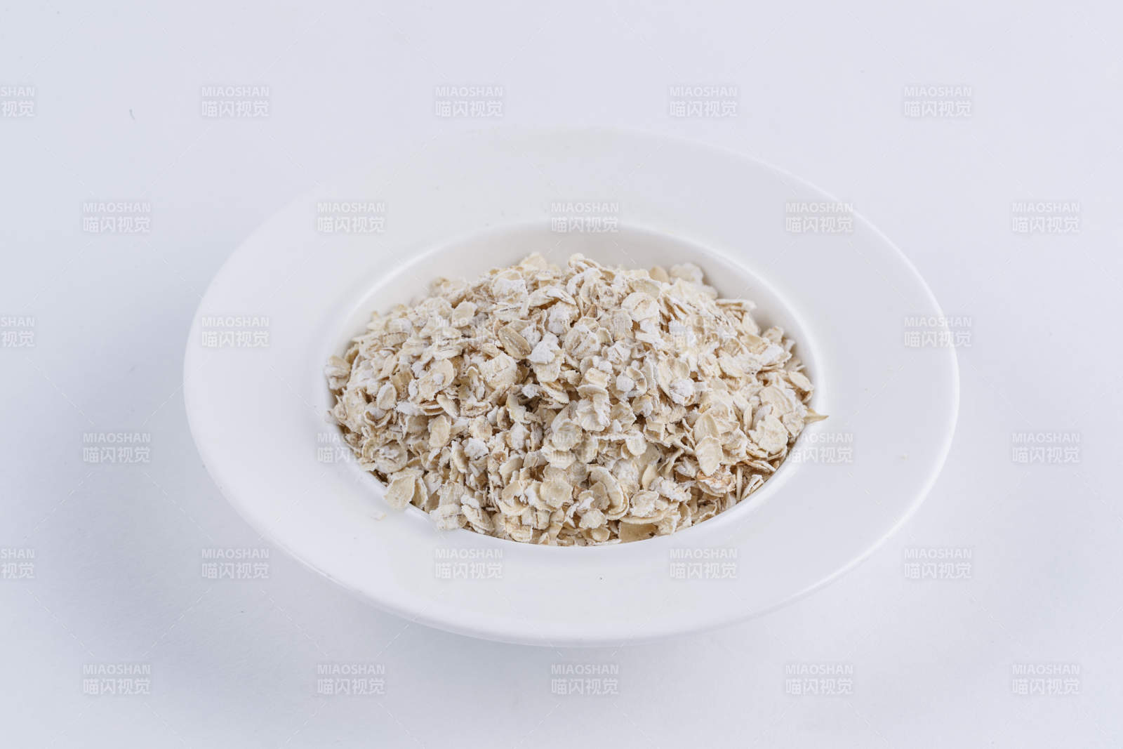 摆放在白色背景上的健康食品燕麦片