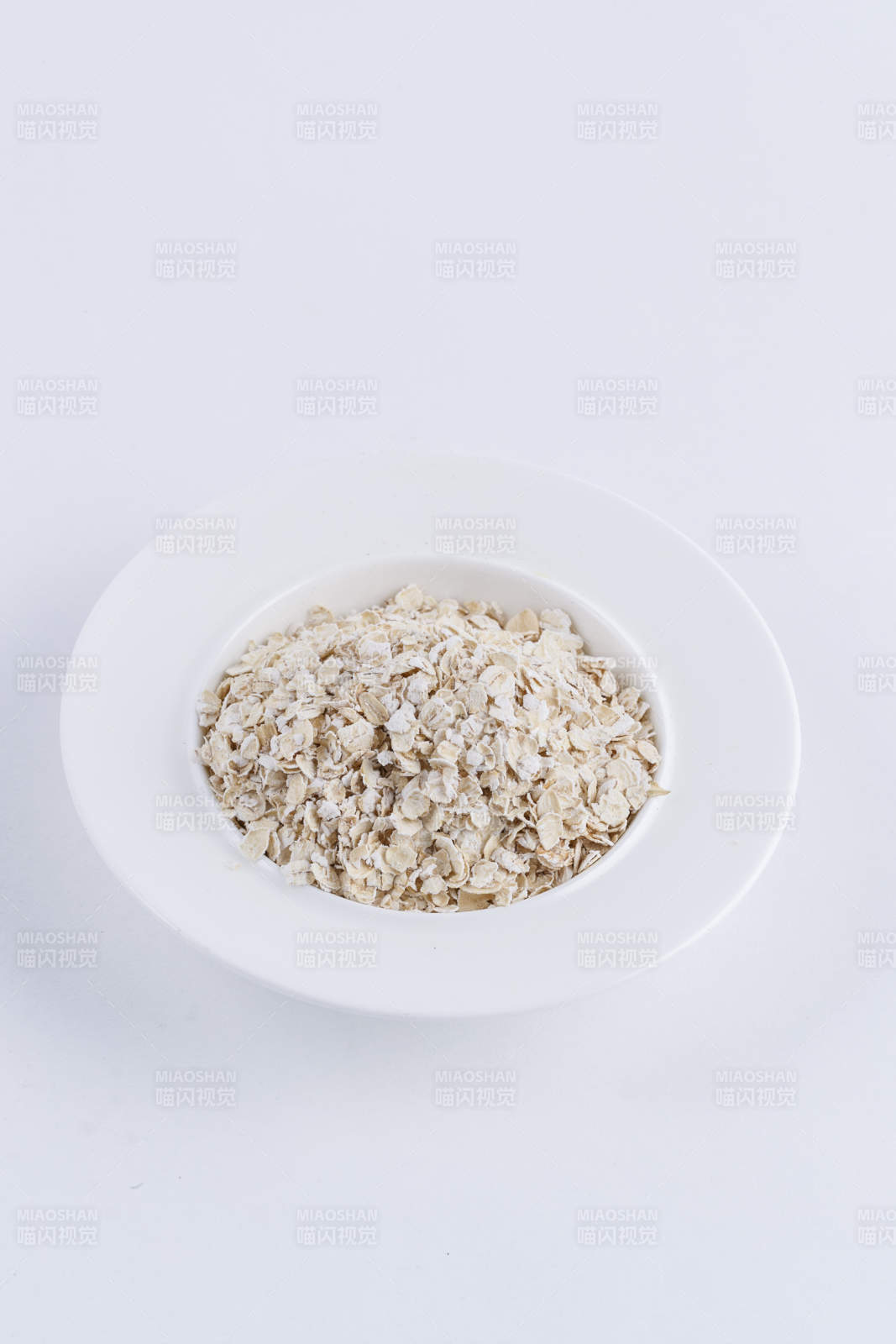摆放在白色背景上的健康食品燕麦片