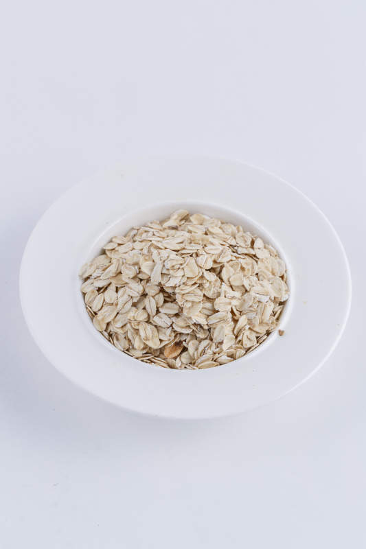 摆放在白色背景上的健康食品燕麦片