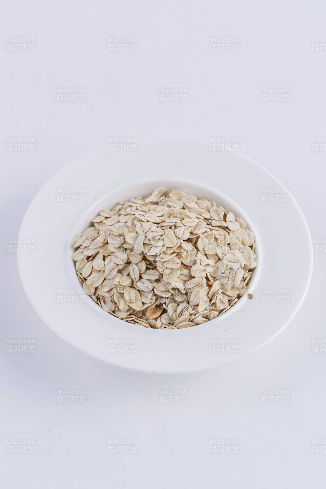 摆放在白色背景上的健康食品燕麦片