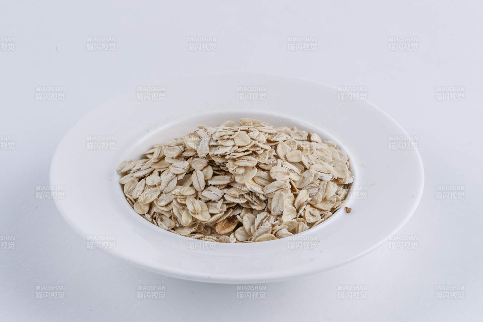 摆放在白色背景上的健康食品燕麦片