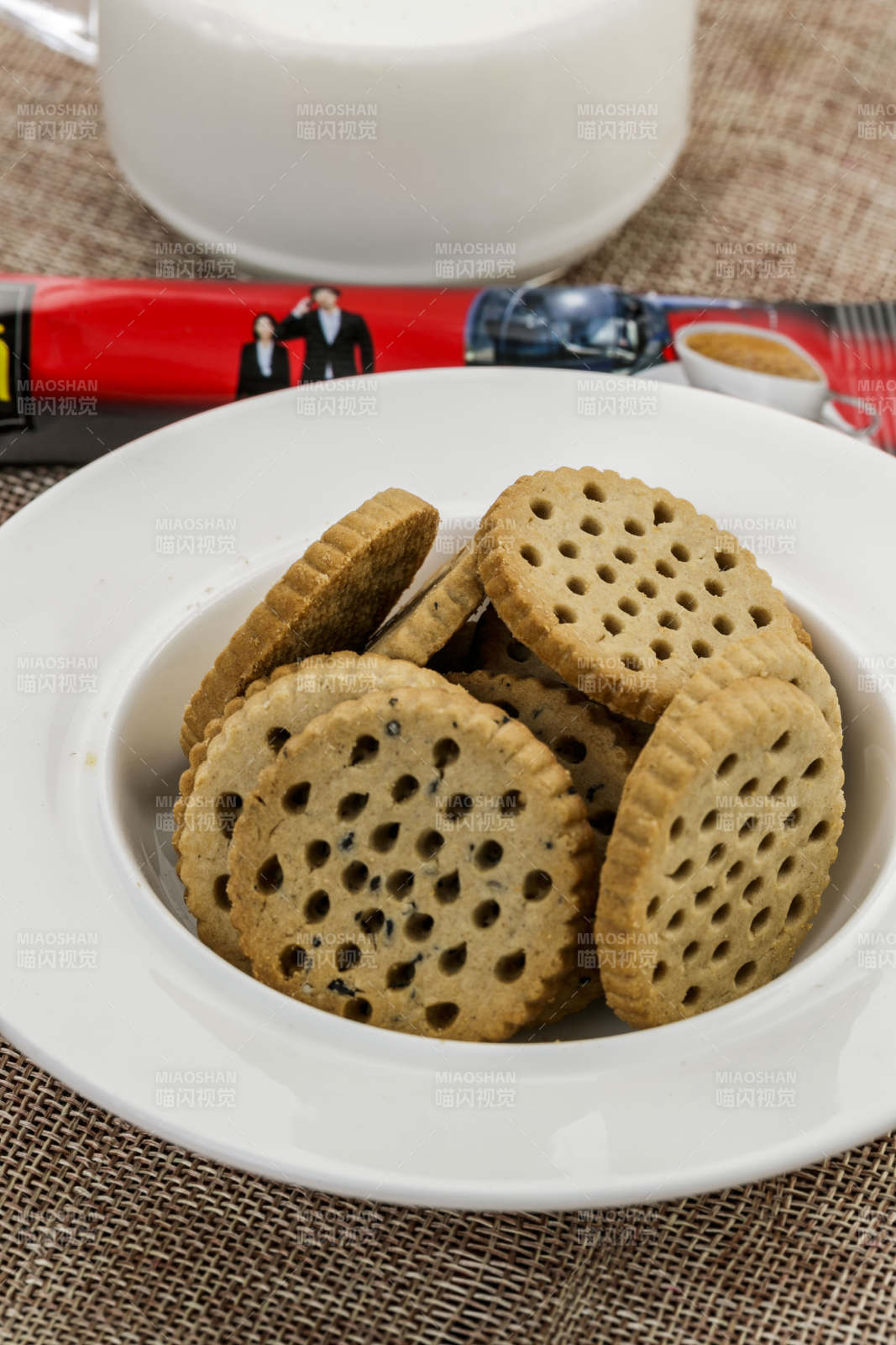 白色瓷盤裝的營養健康燕麥全麥曲奇餅干