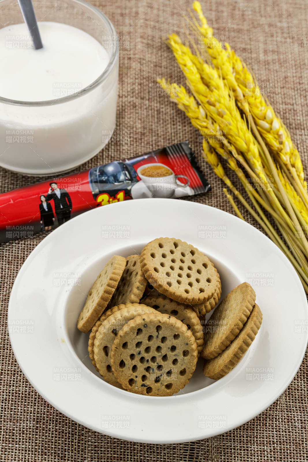 白色瓷盤裝的營養健康燕麥全麥曲奇餅干
