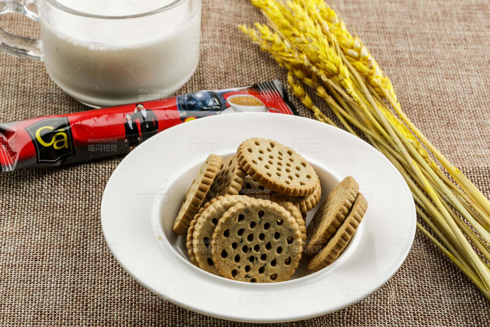 白色瓷盤裝的營養健康燕麥全麥曲奇餅干