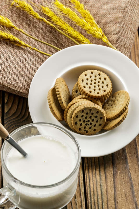 白色瓷盘装的营养健康燕麦全麦曲奇饼干