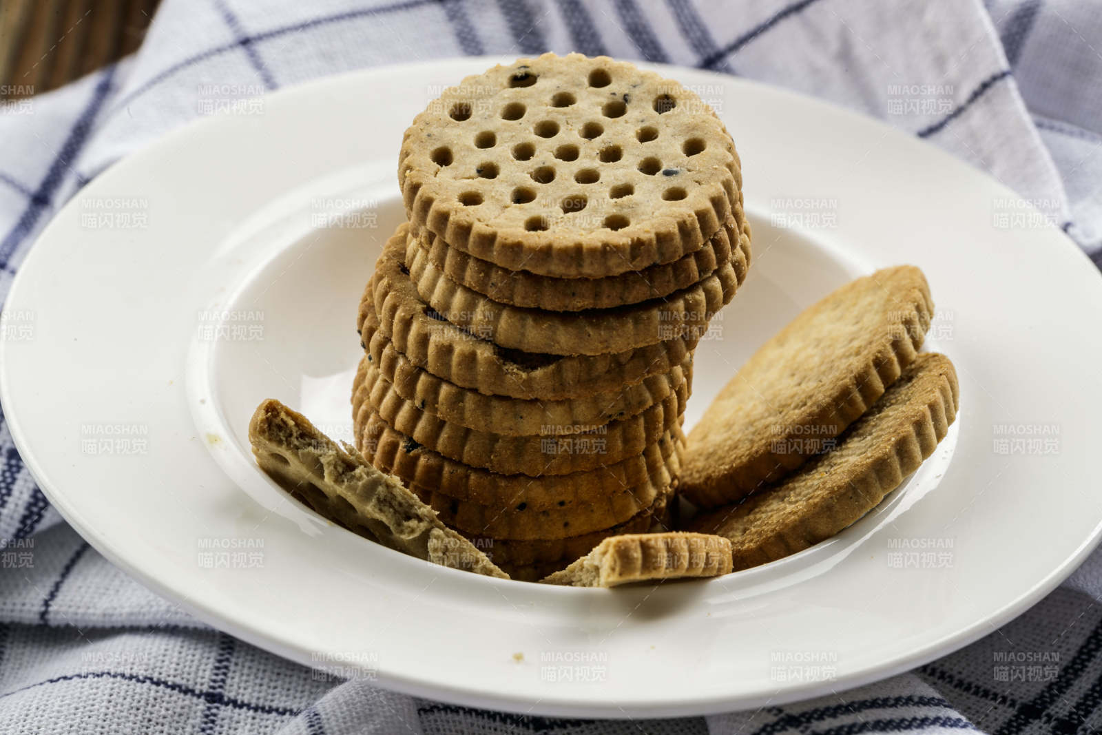 白色瓷盤裝的營養健康燕麥全麥曲奇餅干