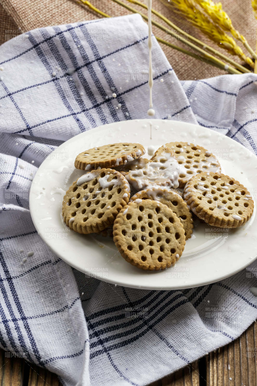 白色瓷盤裝的營養(yǎng)健康燕麥全麥曲奇餅干