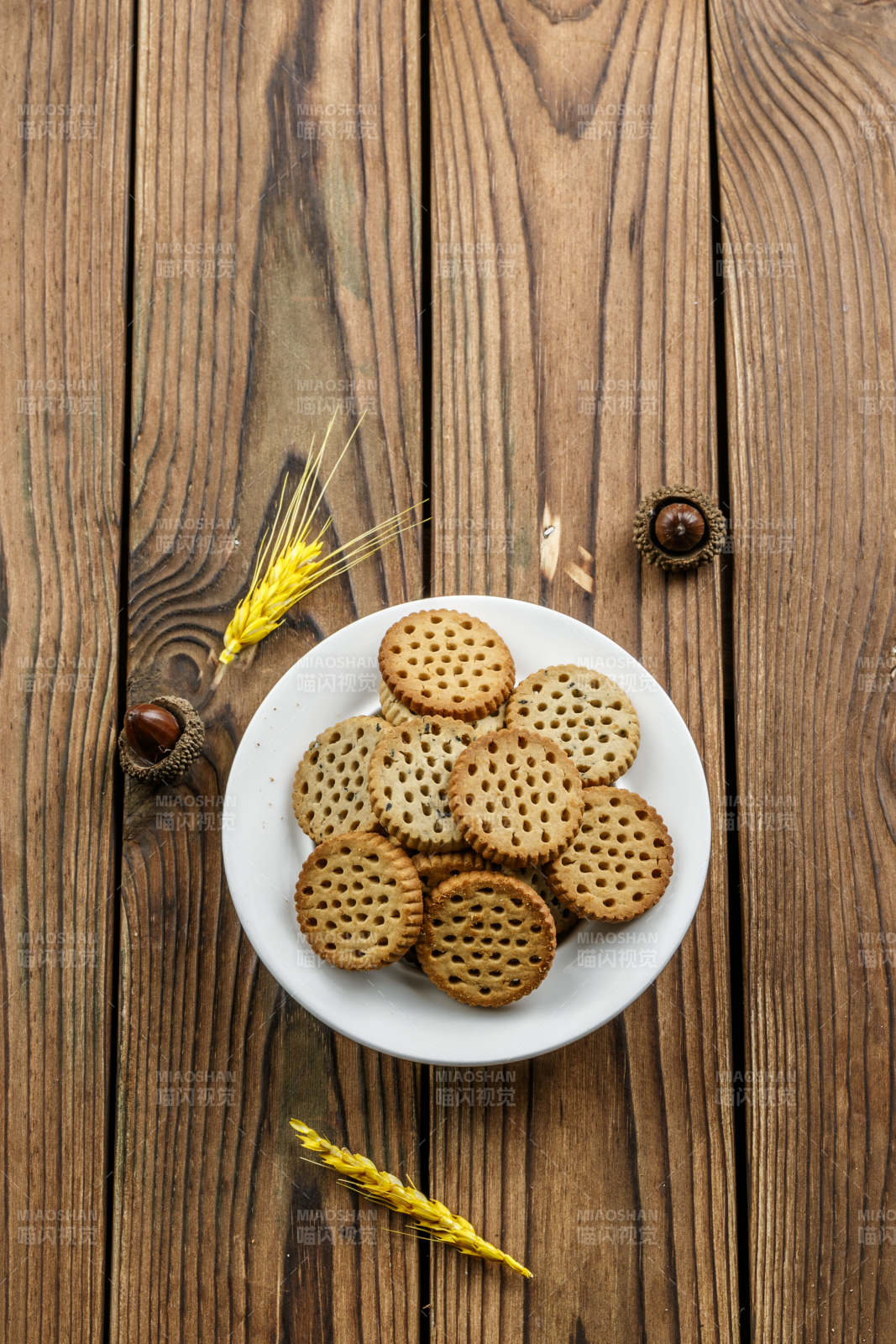 白色瓷盤裝的營養健康燕麥全麥曲奇餅干