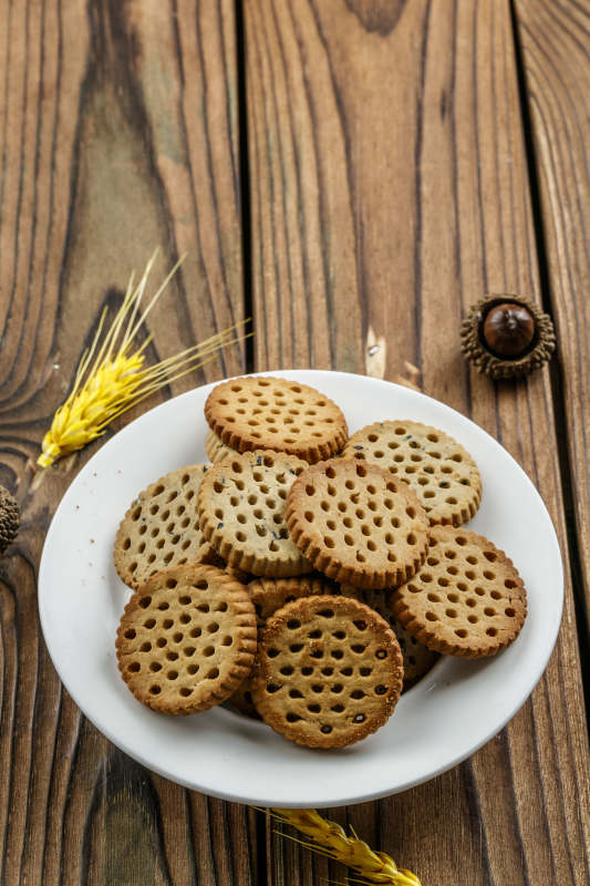 白色瓷盘装的营养健康燕麦全麦曲奇饼干