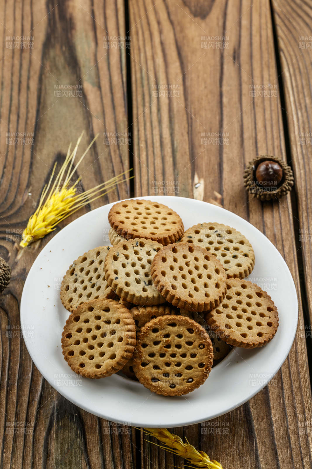 白色瓷盤裝的營養健康燕麥全麥曲奇餅干