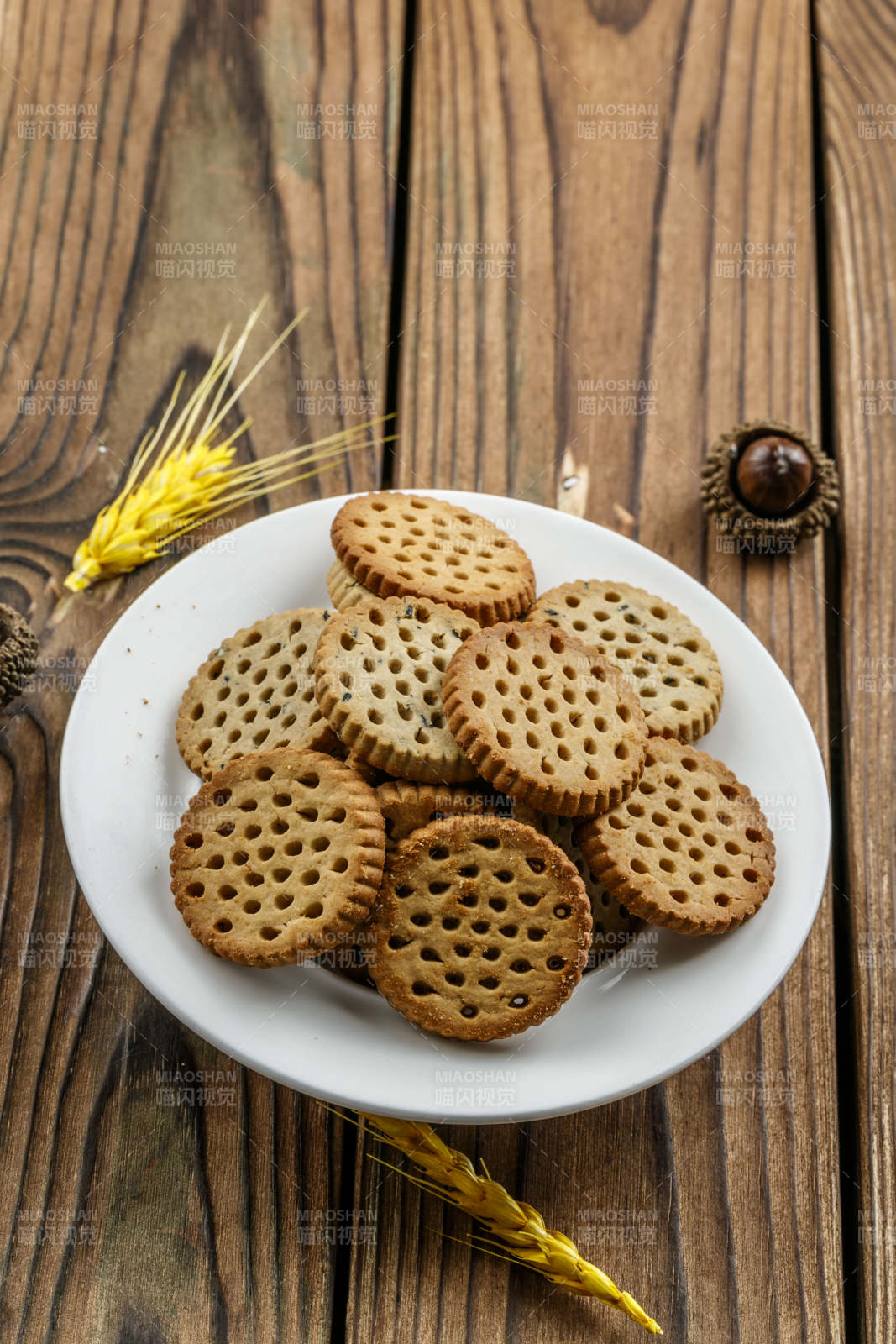 白色瓷盤裝的營(yíng)養(yǎng)健康燕麥全麥曲奇餅干