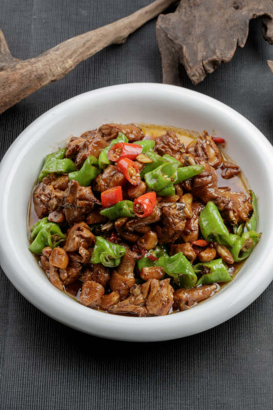 白色瓷盘装的双色螺丝椒炒三黄鸡块