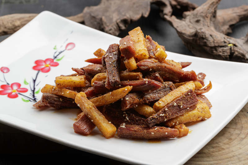 白色瓷盘装的的薯条牛瓜条