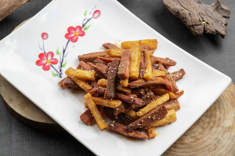 白色瓷盘装的的薯条牛瓜条