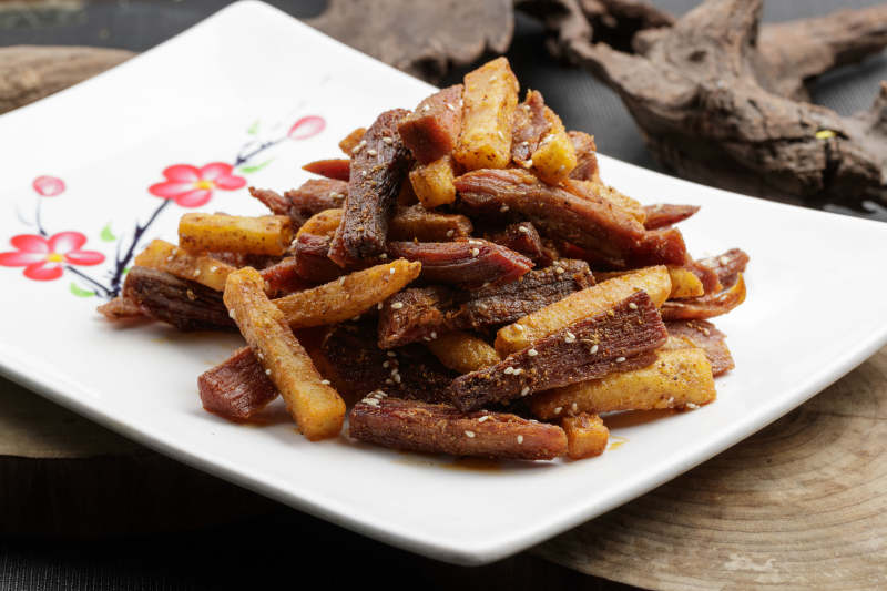 白色瓷盘装的的薯条牛瓜条