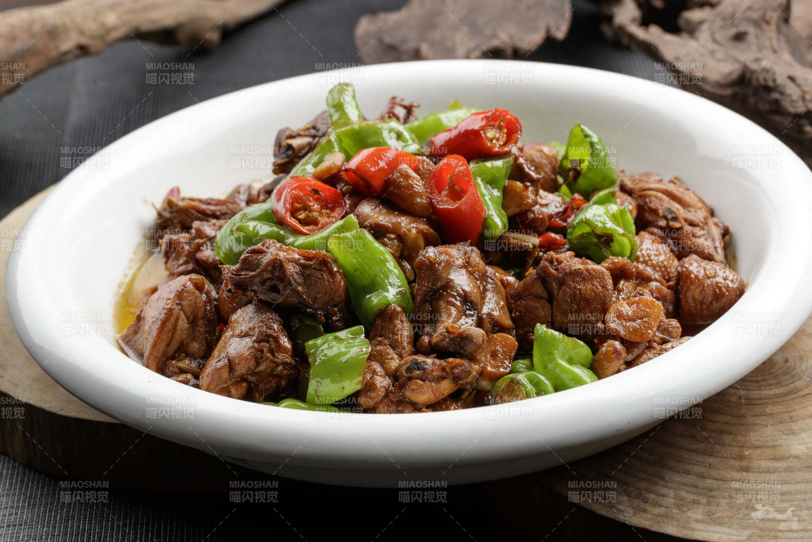 白色瓷盘装的双色螺丝椒炒三黄鸡块