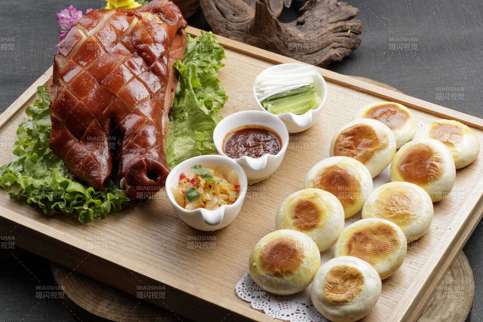 木质图托盘装的卤味猪头配白吉馍