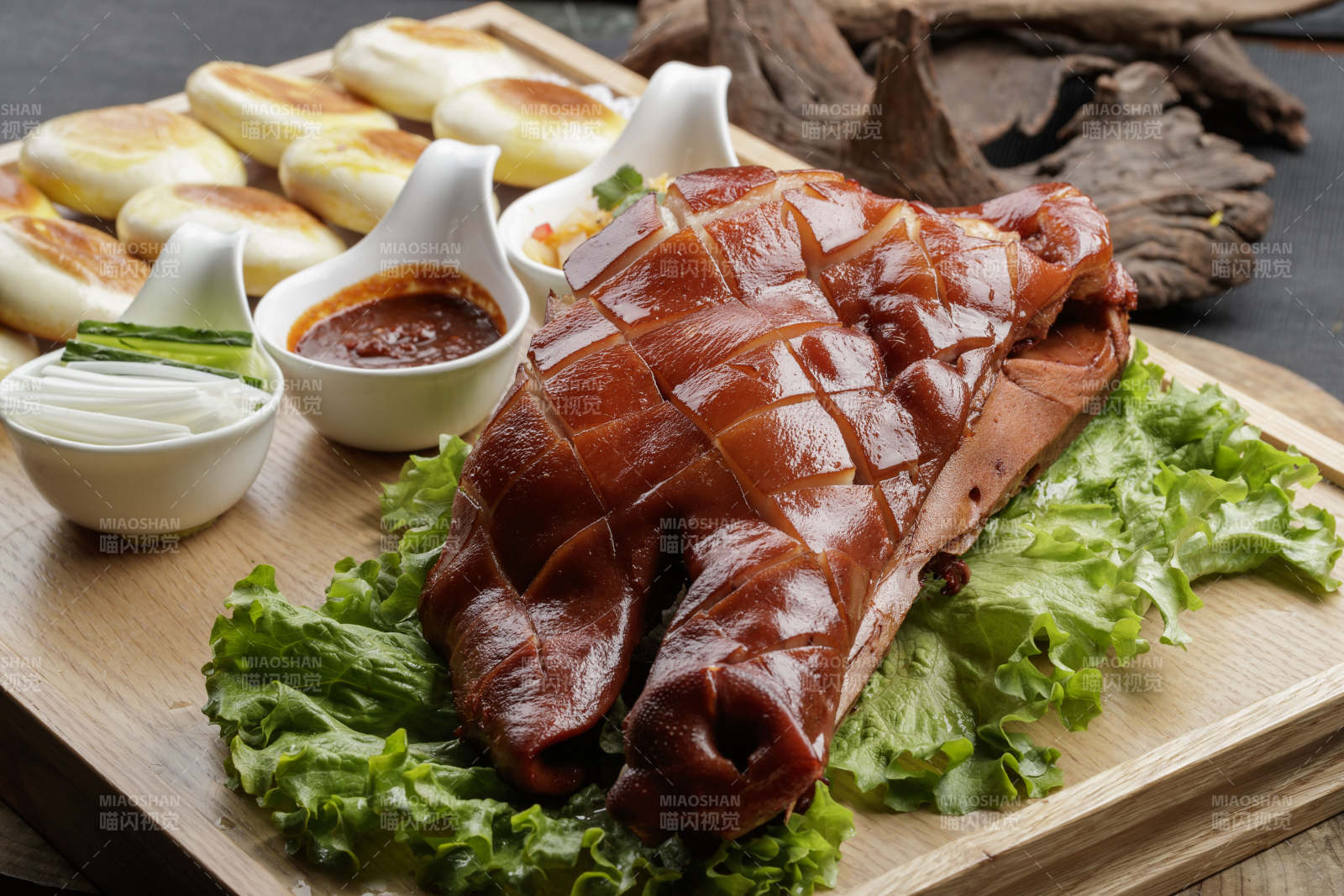 木质图托盘装的卤味猪头配白吉馍