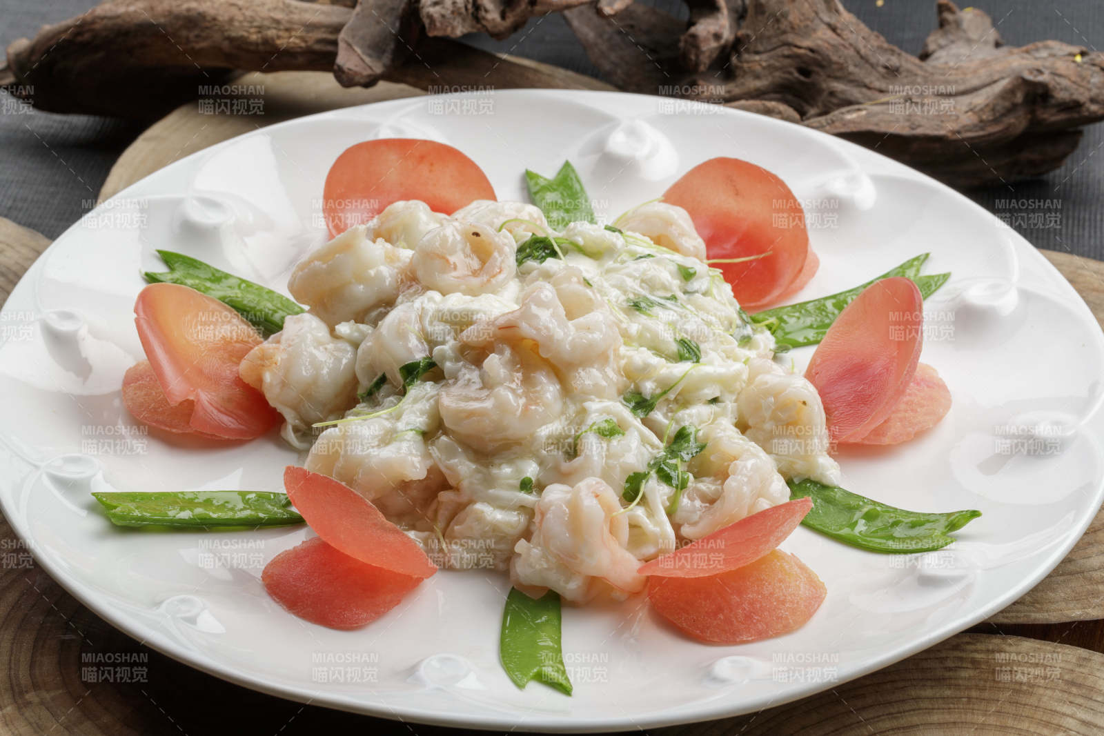 白色瓷盘装的的芙蓉蛋炒大虾仁