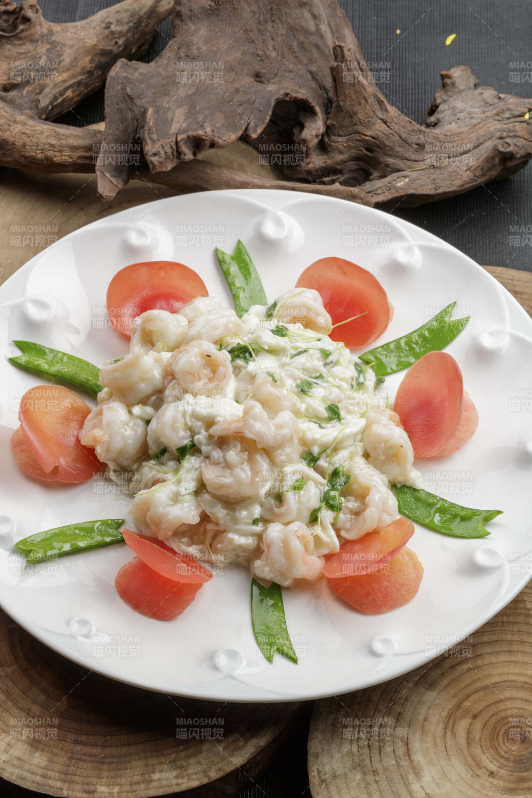 白色瓷盘装的的芙蓉蛋炒大虾仁