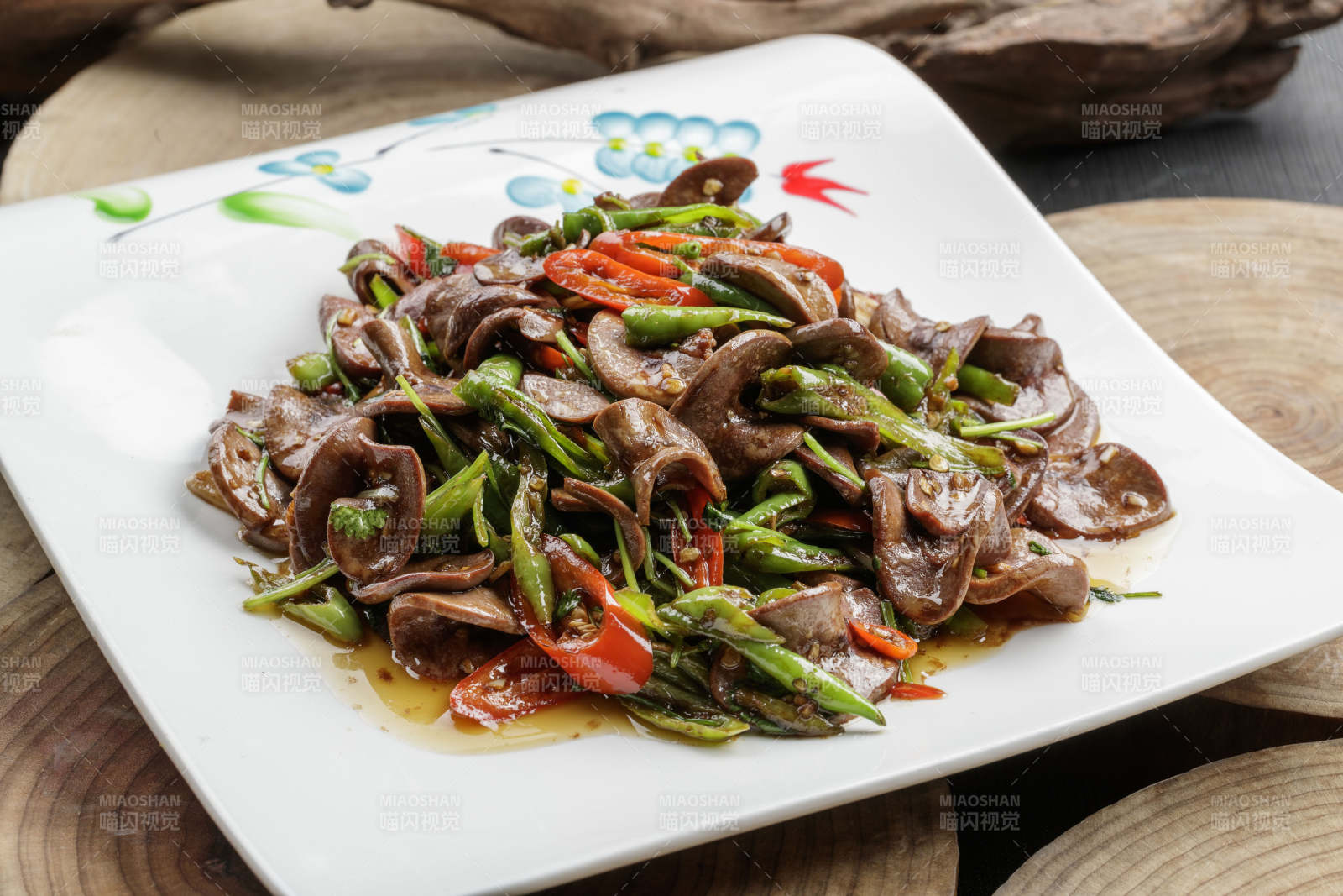 精美餐具装的双色杭椒小炒猪腰片