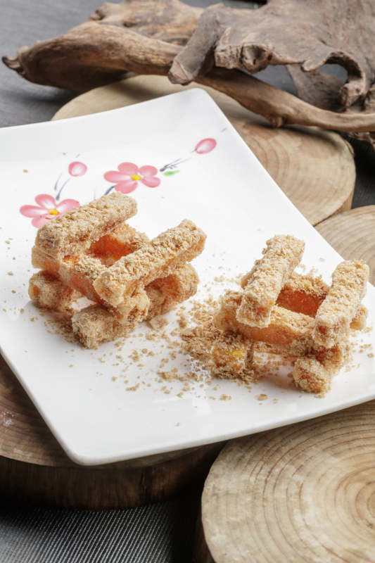 白色瓷盘装的的甜麦片局红薯条