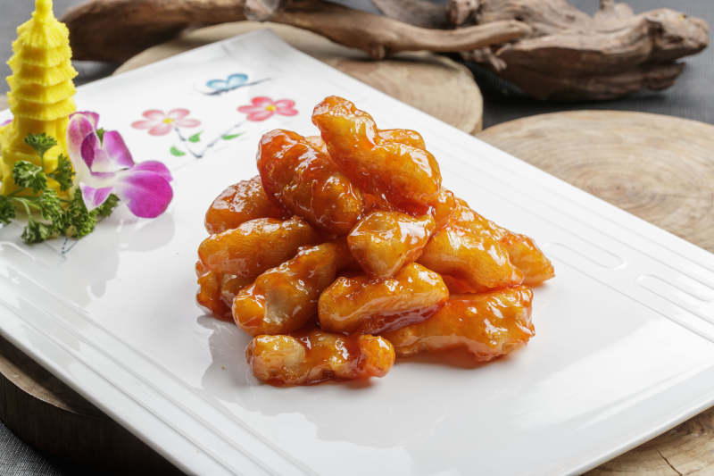 精美餐具裝的傳統(tǒng)糖醋里脊