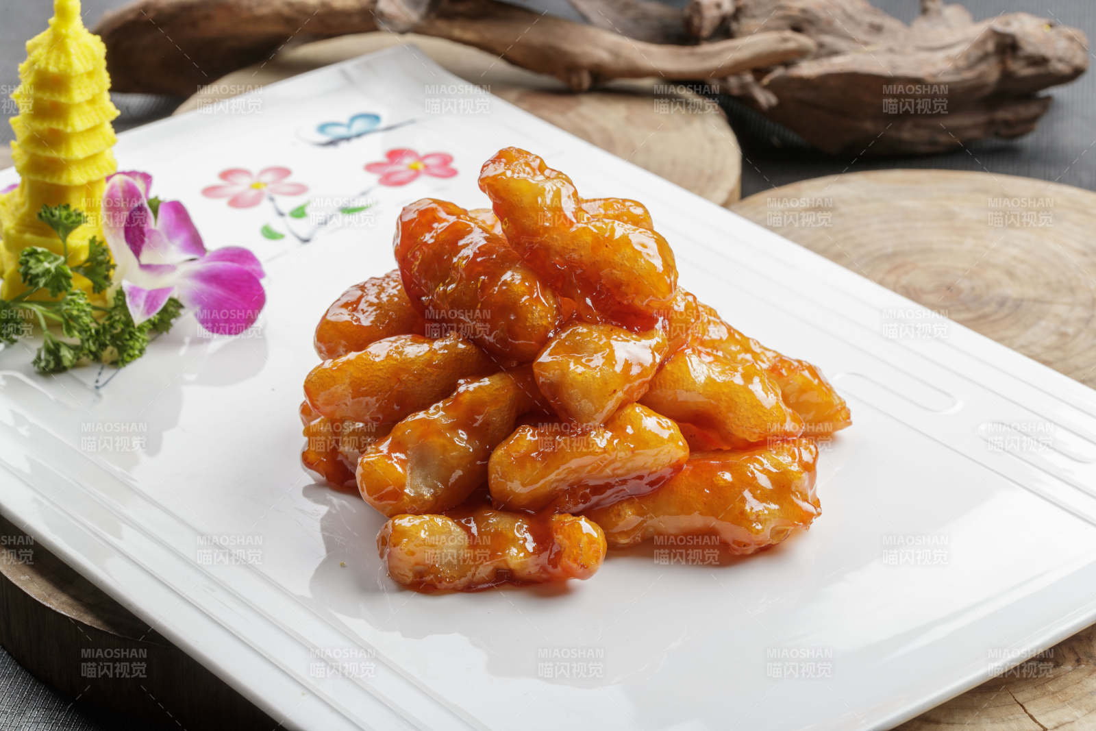 精美餐具裝的傳統糖醋里脊