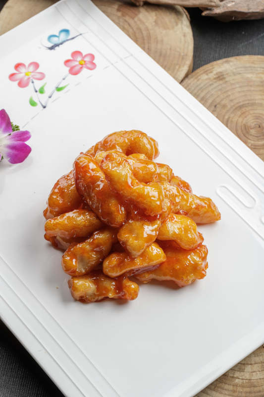 精美餐具裝的傳統(tǒng)糖醋里脊