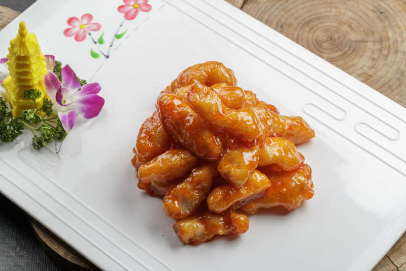 精美餐具裝的傳統(tǒng)糖醋里脊