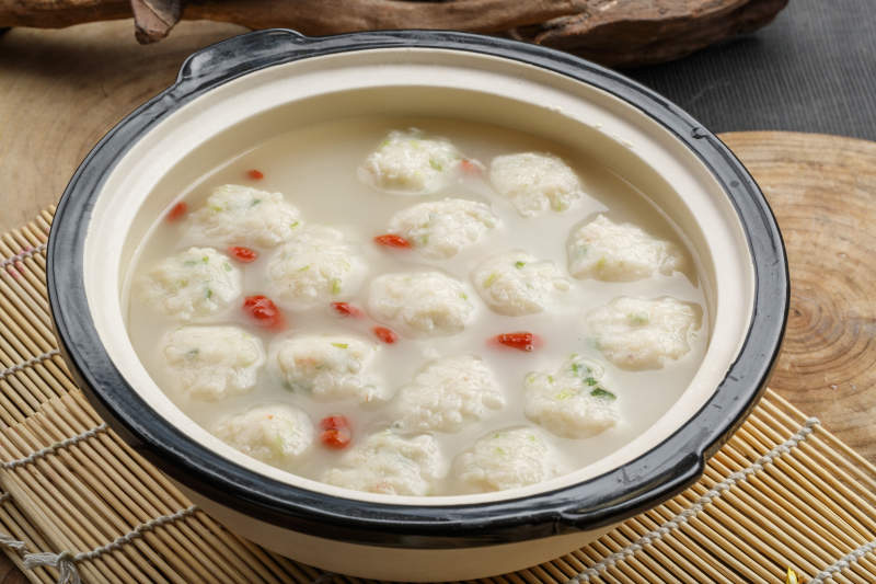 黑边砂锅装的枸杞仙塘醸手打鱼丸