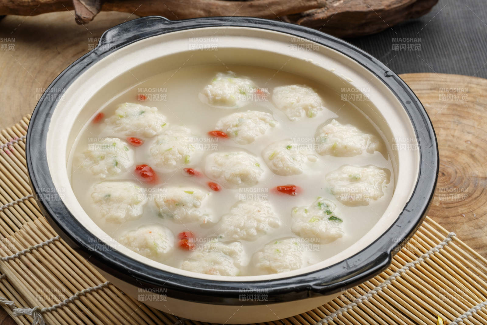 黑边砂锅装的枸杞仙塘醸手打鱼丸