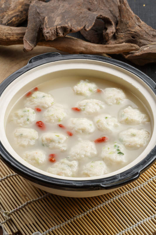 黑边砂锅装的枸杞仙塘醸手打鱼丸