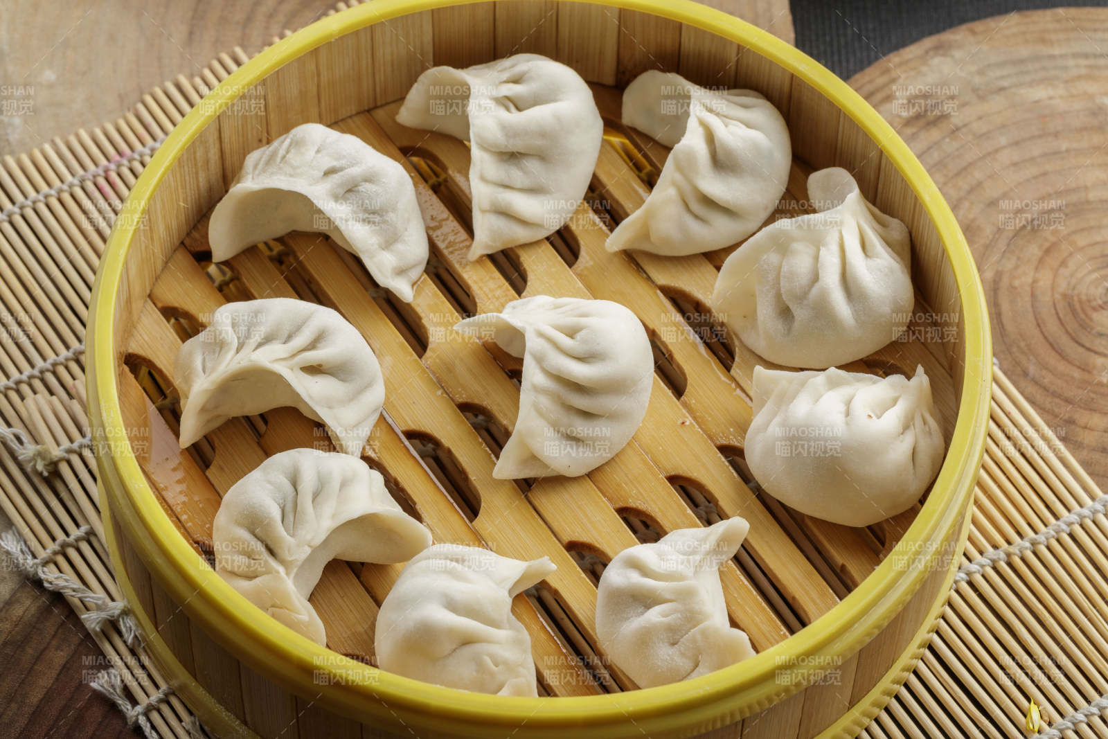 竹笼屉装的手工生蒸饺