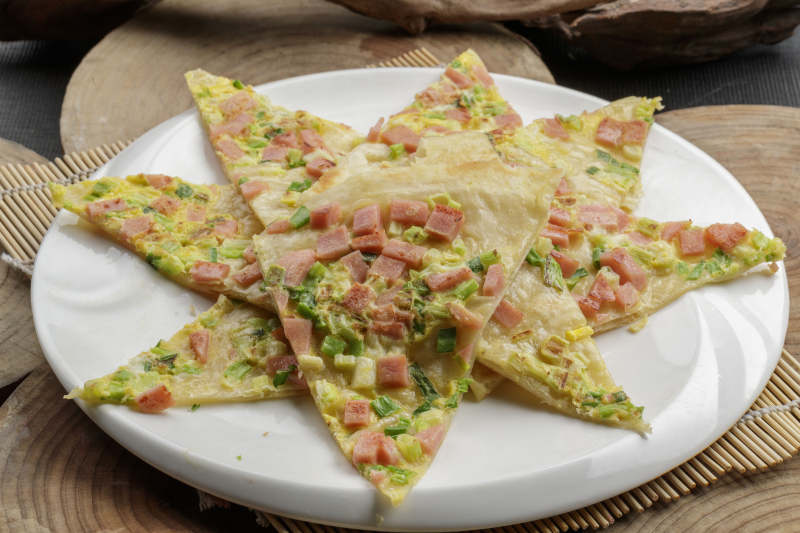 白色瓷盘装的蔬菜熏肉烙饼