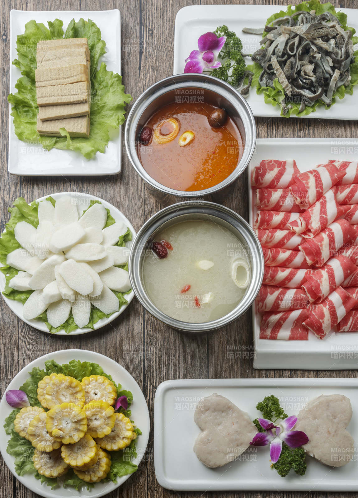 顶视角拍摄的小火锅及全套配菜配餐组合