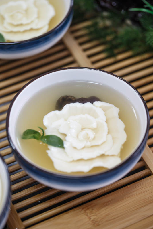 人與食物緊張忙碌的中餐廚房