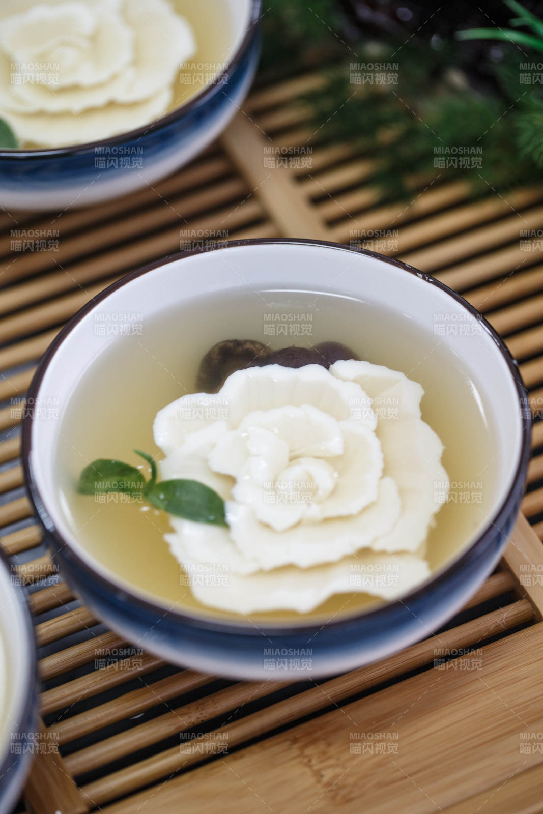 人與食物緊張忙碌的中餐廚房