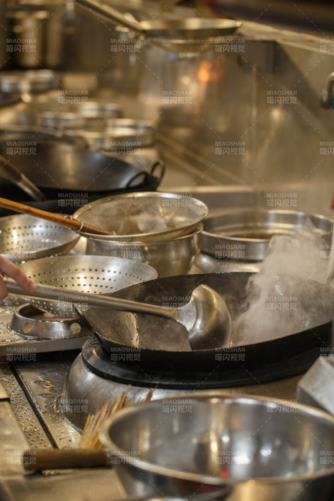 人與食物緊張忙碌的中餐廚房