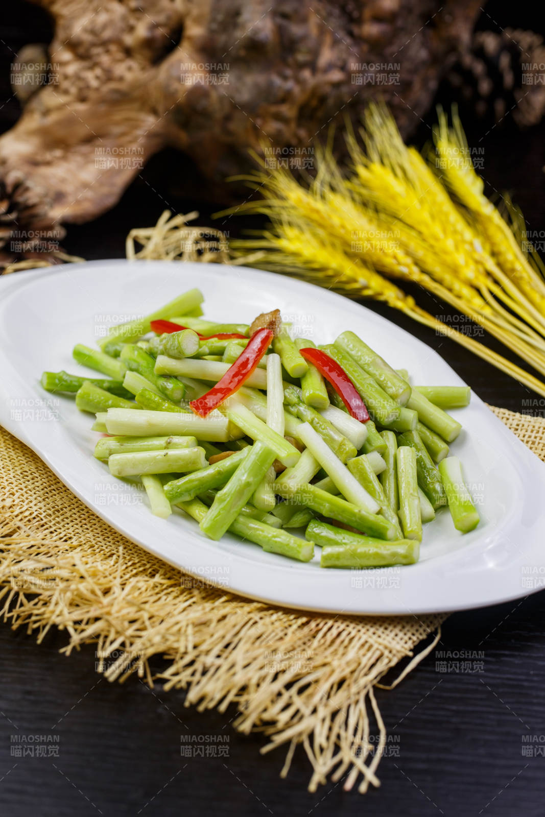 彩椒炝炒鲜芦笋