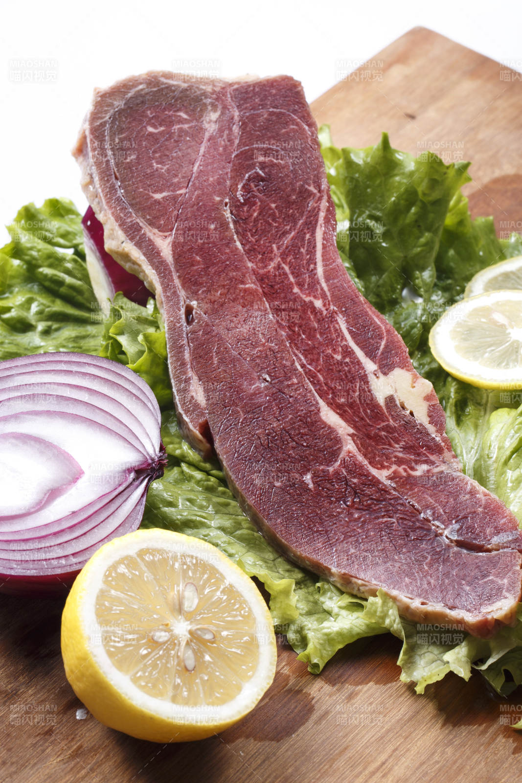 牛上腦肉擺放在木質砧板上