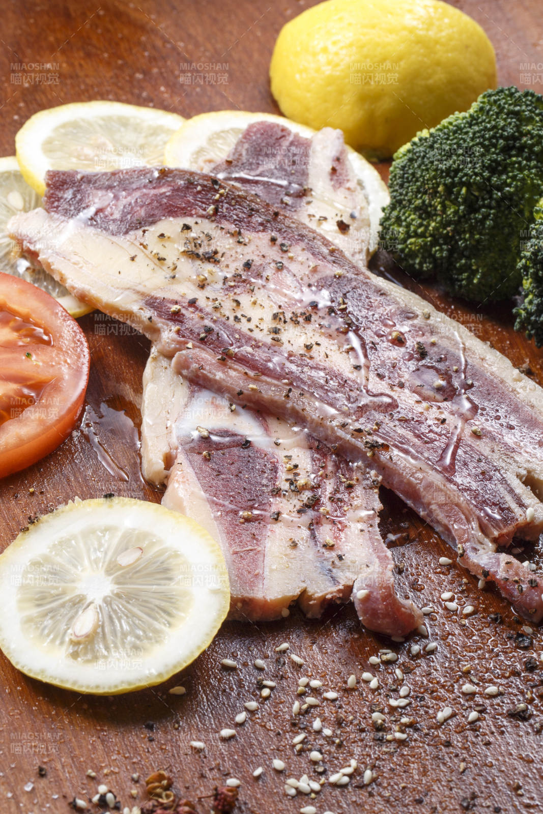 澳洲牛仔骨擺放在木砧板上