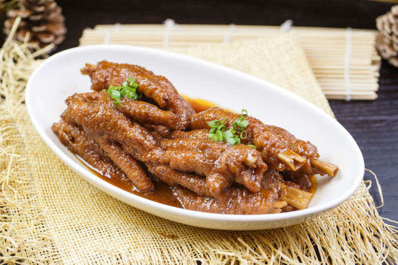 白色瓷盘装的照烧鸡爪