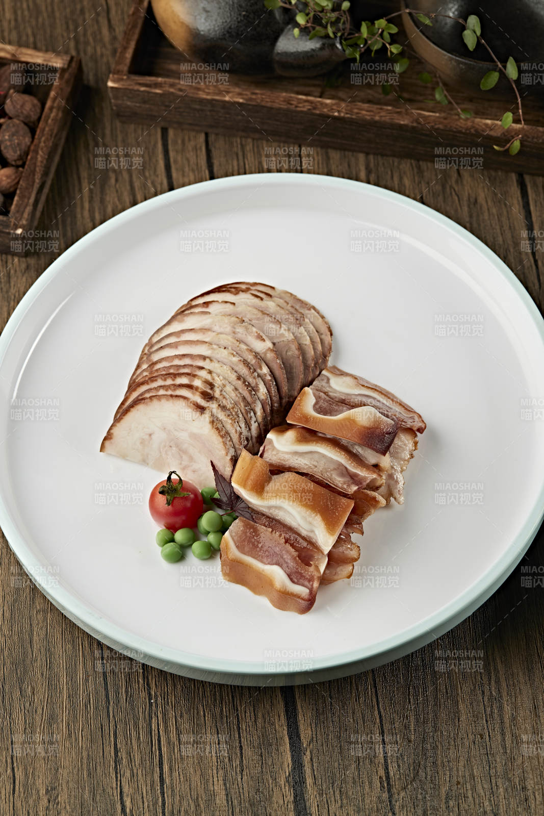 烟熏肘花切片配熏猪耳丝