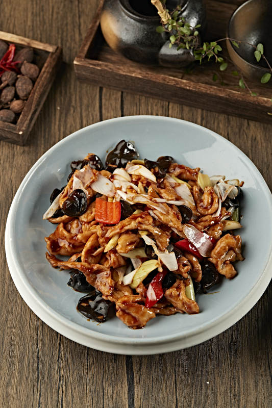 酸辣彩椒木耳香葱过油回锅肉