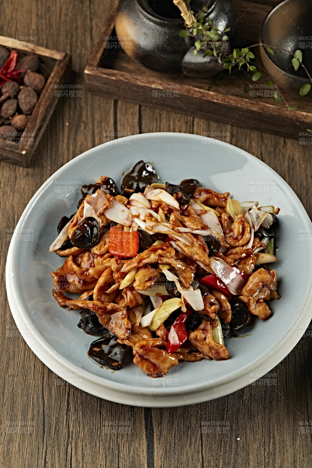 酸辣彩椒木耳香葱过油回锅肉