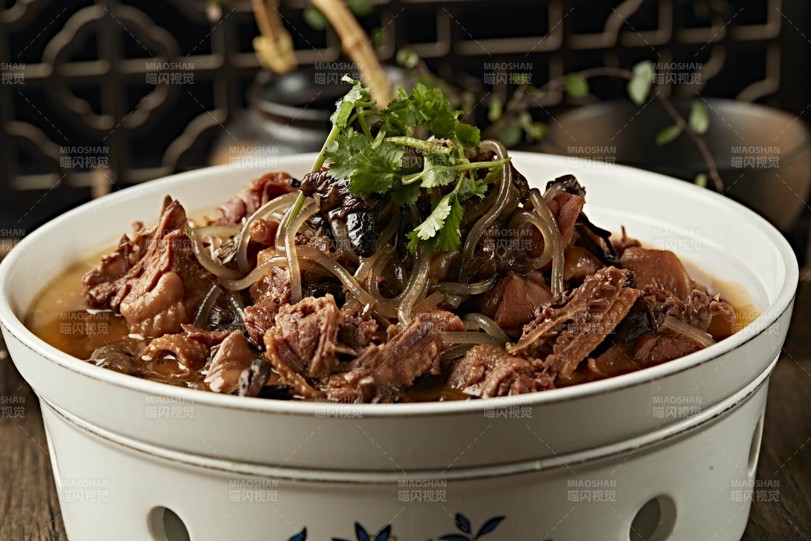 传统东北家常菜小鸡炖蘑菇柴鸡炖榛蘑