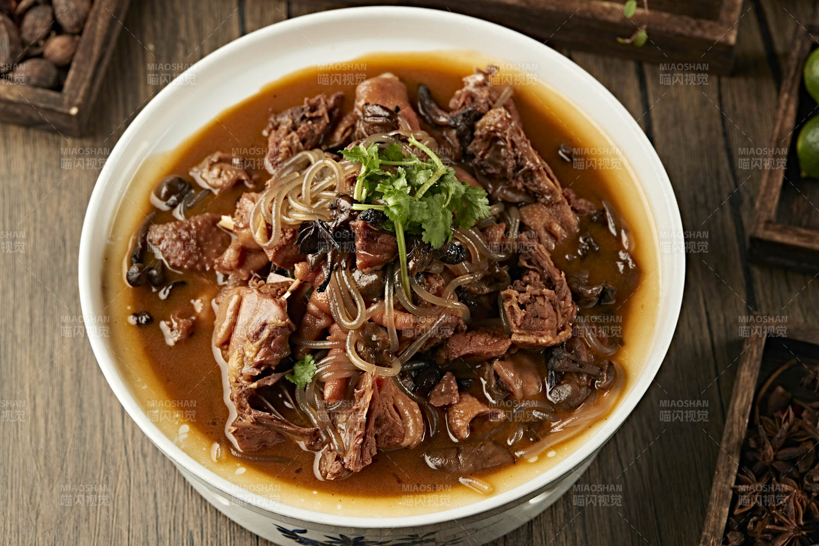 传统东北家常菜小鸡炖蘑菇柴鸡炖榛蘑